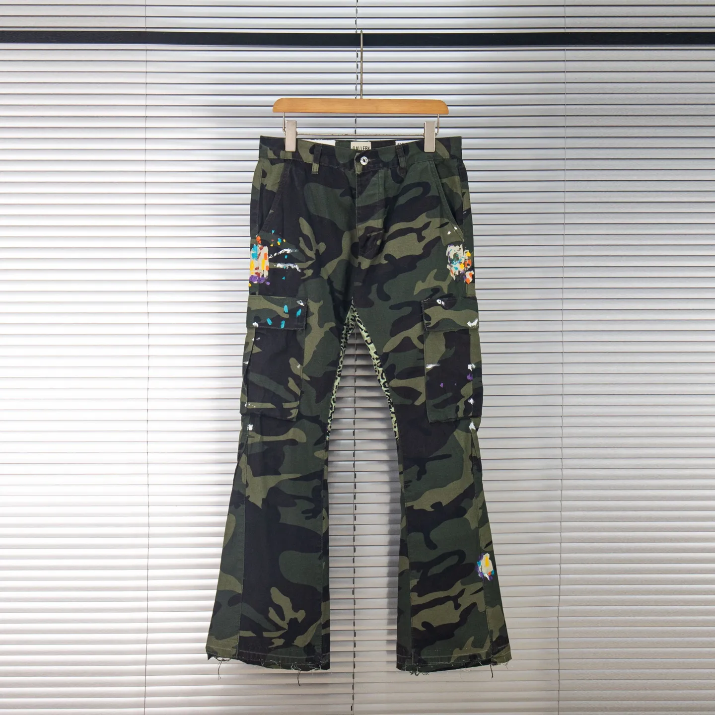 P250 Chrome Hearts Gallery 2025 new camouflage stitching multi-pocket couple bootcut jeans are a hot trend this season and are sought after by countless celebrities and fashionistas. The neat details of the cutting process add color to the playful fashion! The neat and meticulous design, and the well-fitting structure is unique. The upper body not only has outstanding recognition, but also looks younger and younger. A style with the ultimate wearing meaning and performance, gorgeous color matching, and the craftsmanship of this style is also extremely extraordinary. After the finished product is washed, it is disassembled and hand-made with sheepskin cross leather and then spliced ​​together to complete. The whole piece has too many craftsmanship to describe. It is decorated with patchwork cross flowers and high-waisted washed jeans! ! Absolutely high-end luxury product, a god-level single product, a super popular product, made by top heavy industry, a magic weapon that cannot be missed to hit the streets. Style number: 1846 Size: 28 30 32 34 36 Color: camouflage